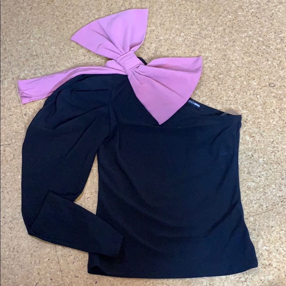 Black one sleeved top with pink bow